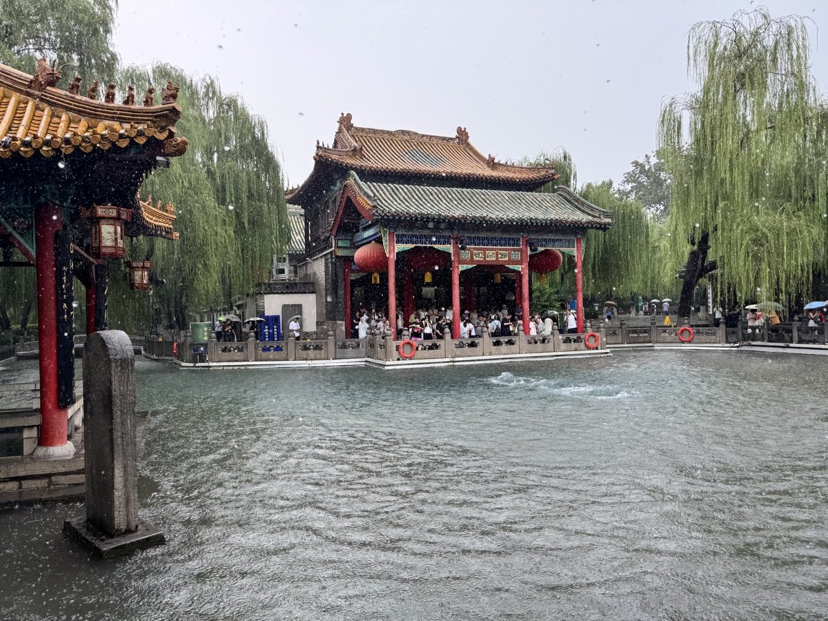 The spring pool and the Luoyuan Hall