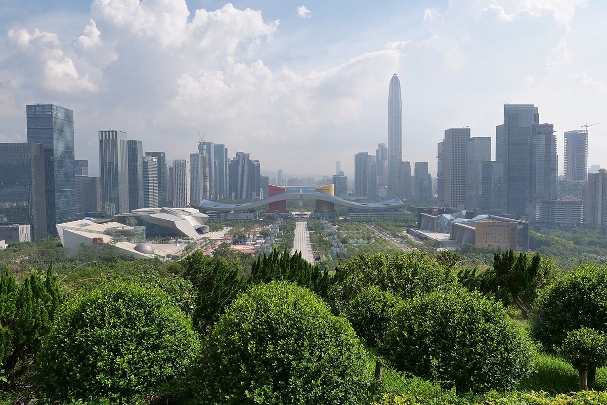 Das zentrale Geschäftsviertel Futian in Shenzhen vom Lianhuashan-Park aus