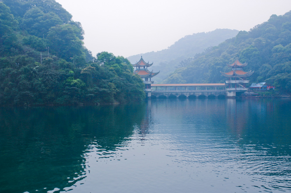 鼎湖山的湖和亭橋