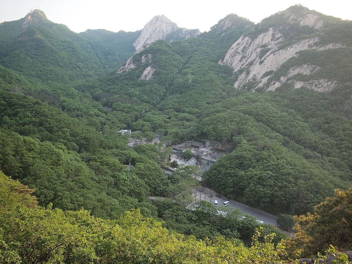 鳳凰山群峰與山下寺院，遼寧鳳城
