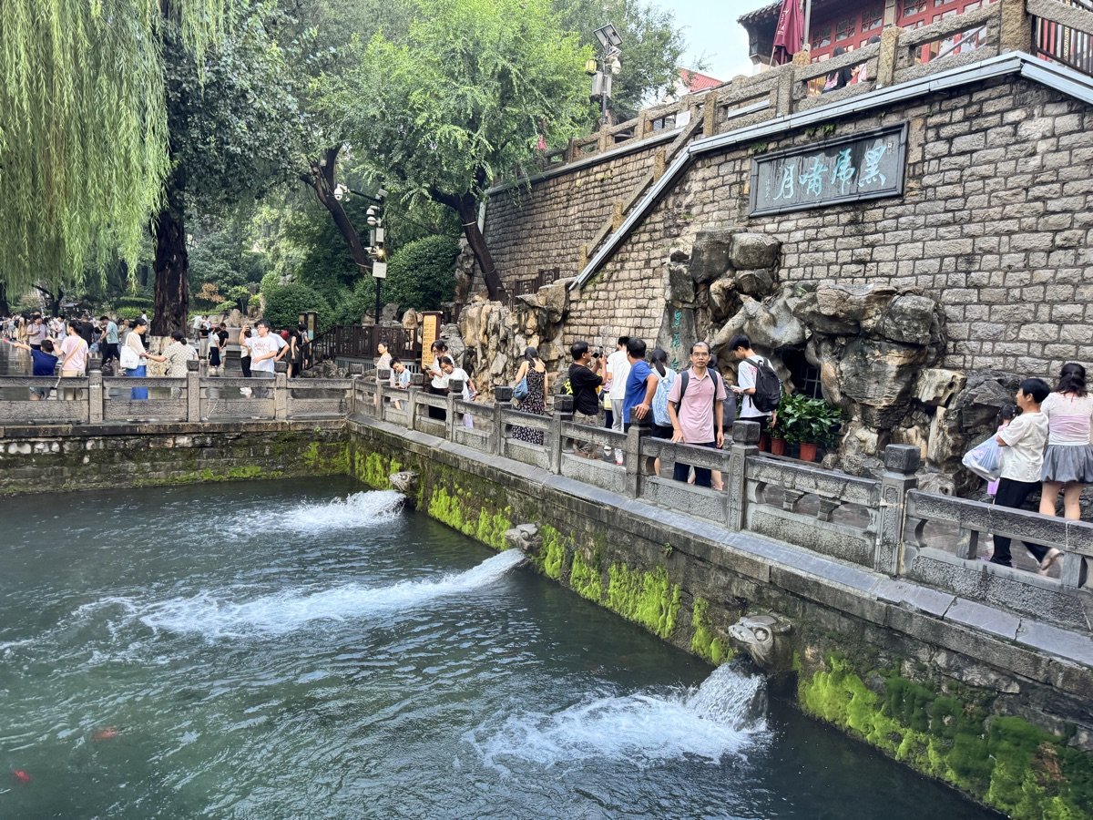 黑虎泉：泉水从石雕兽头中涌出，流入护城河