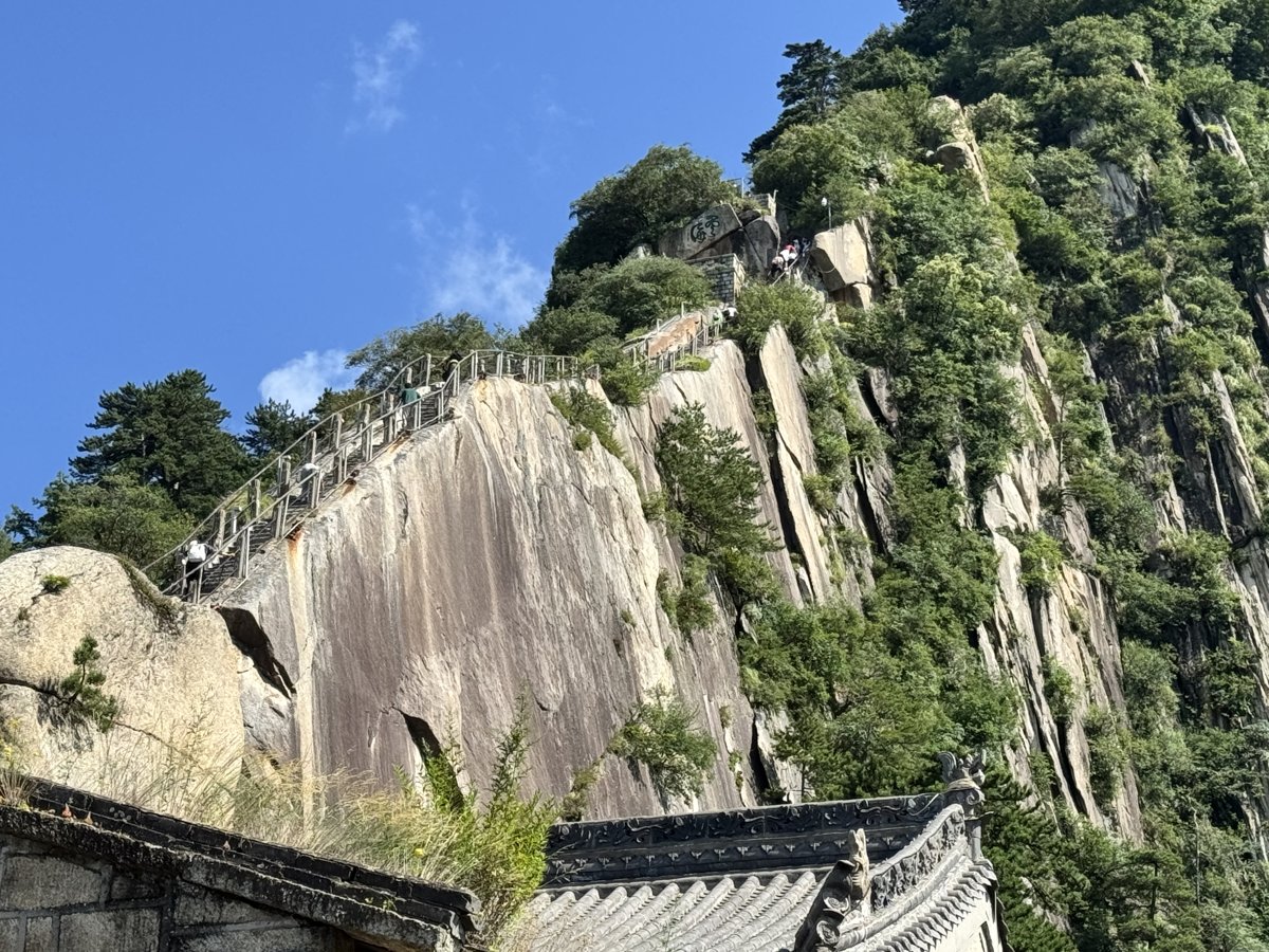 Canglong Ridge: the steps climb along a narrow spine