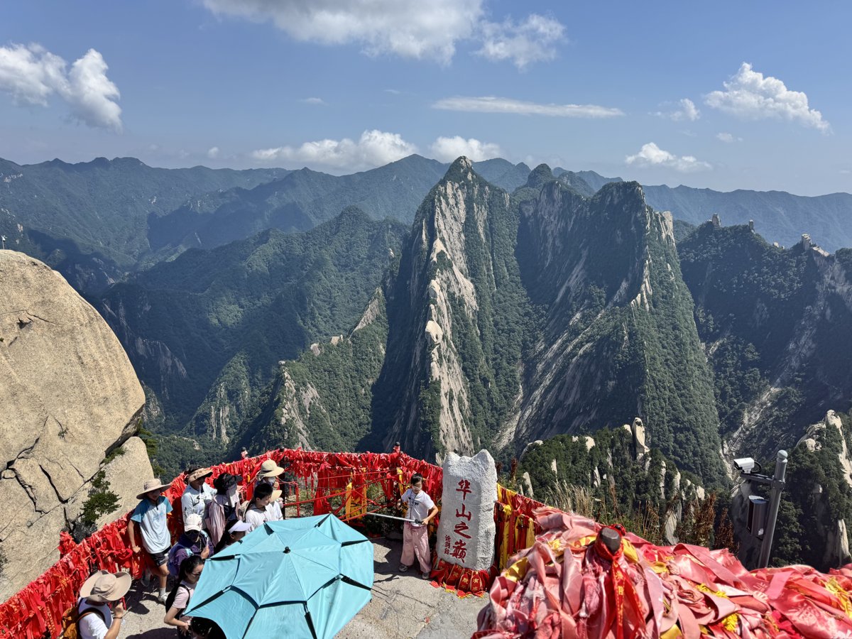 The “Summit of Huashan” stone on the South Peak