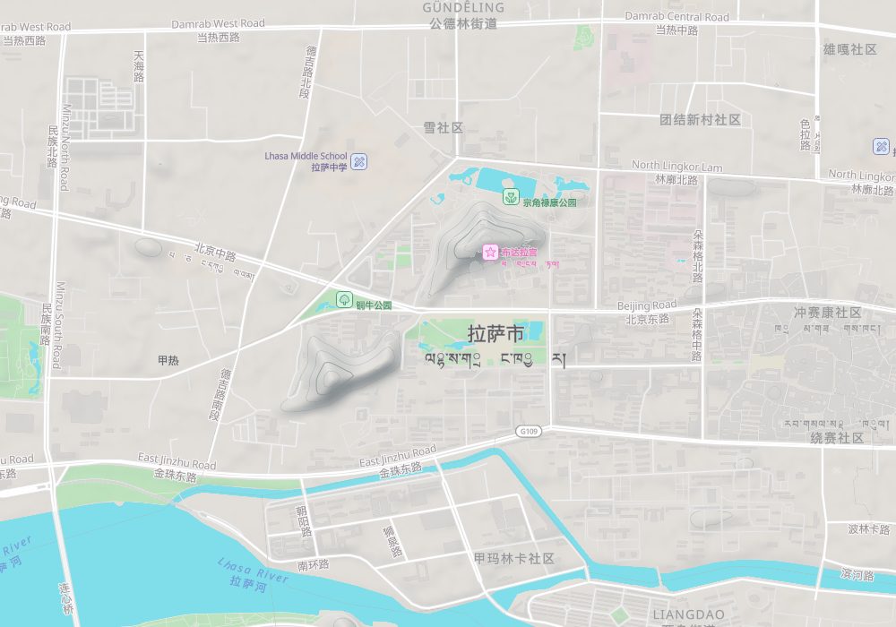 포탈라궁은 지도 가운데에서 서쪽으로 치우쳐 있고, 다자오사와 바코르 거리는 그 동쪽 1~2km에, 달라이 라마의 여름 궁전인 노르부링카는 서쪽에 있다. 음영 기복과 100m 등고선
