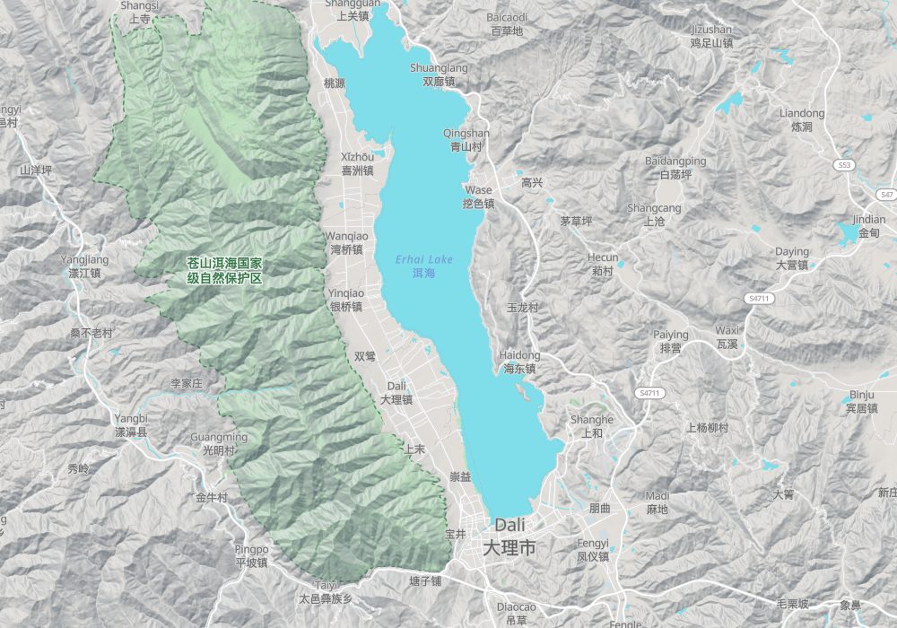 蒼山は洱海の西にあり、大理古城はその東麓、三塔はそのすぐ北にある。下関は湖の南西端、喜洲は西岸北部、双廊は北東岸にある。陰影起伏と100m等高線