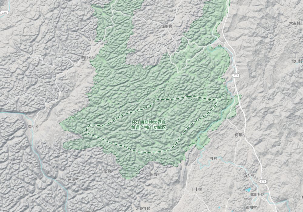破線で囲んだのが世界遺産の核心区(OpenStreetMapによる)。一面に並ぶ小さな丸い丘が峰叢の峰で、その間が窪地