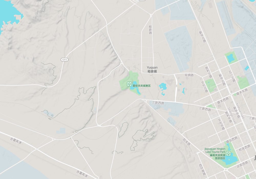 嘉峪関の関城は図の中央やや左(峪泉鎮の南西)にあり、東は嘉峪関の市街。懸壁長城は関城の北、長城第一墩は関城の南の討頼河畔にあり、いずれも図のすぐ外にある。陰影起伏と100m等高線