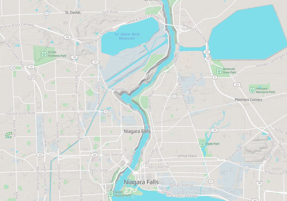 ナイアガラ川は北へ流れてオンタリオ湖に向かい、滝は川の曲がり角にある。東岸がニューヨーク州ナイアガラフォールズ市、西岸がオンタリオ州ナイアガラフォールズ市。レインボー橋は滝のすぐ下流にある。陰影起伏と100m等高線
