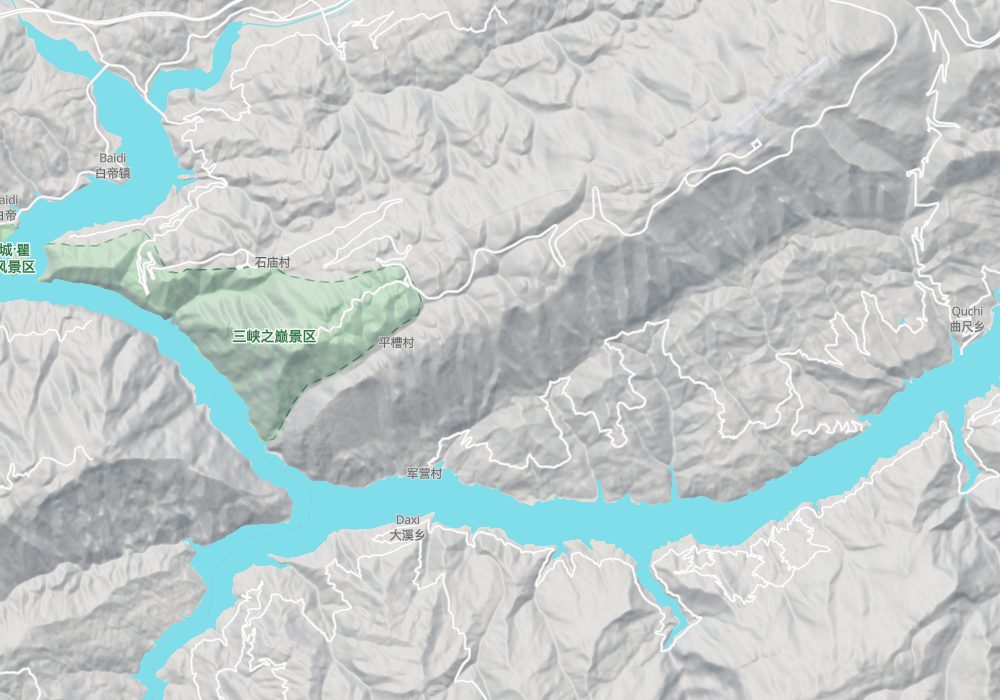 瞿塘峡：西は奉節の白帝城から東は巫山の大渓まで、長さ約8kmで、三峡のうち最も短く最も険しい。入口の夔門では両岸の絶壁が向かい合う。陰影起伏と100m等高線