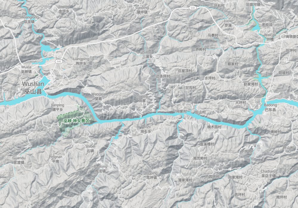 巫峡：巫山の町のすぐ東の大寧河口から巴東の官渡口まで、長さ約45km。両岸に巫山十二峰が並び、神女峰は北岸にある。陰影起伏と100m等高線