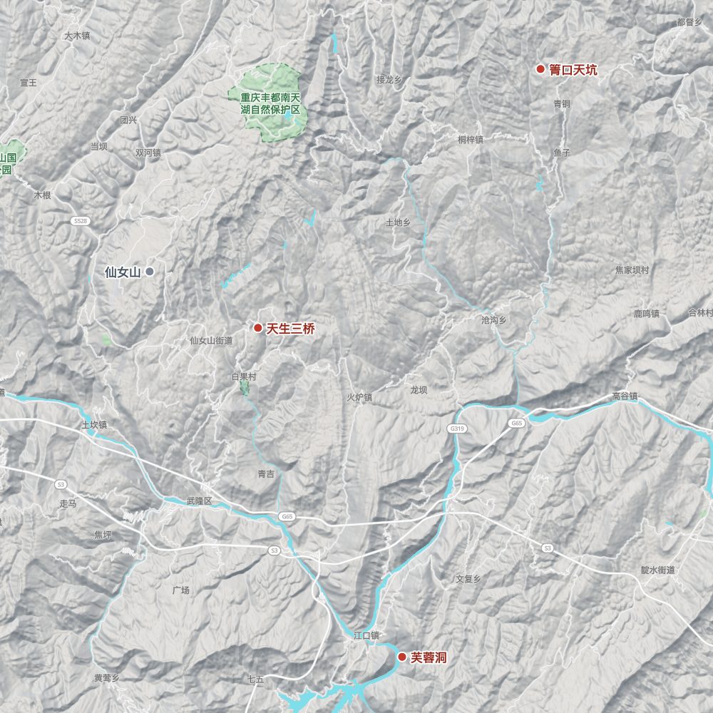 The three World Heritage parts lie on both sides of the Wu River: the Three Natural Bridges and Qingkou Tiankeng to the north, Furong Cave by the Furong River to the south; Fairy Mountain is not part of the World Heritage property