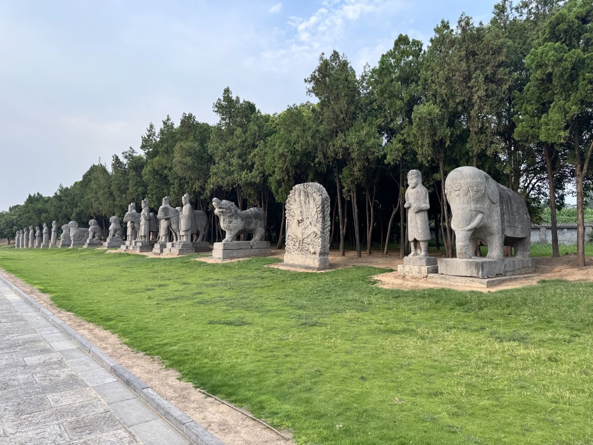 Stone figures on the spirit way of the Yongding tomb (Zhenzong)