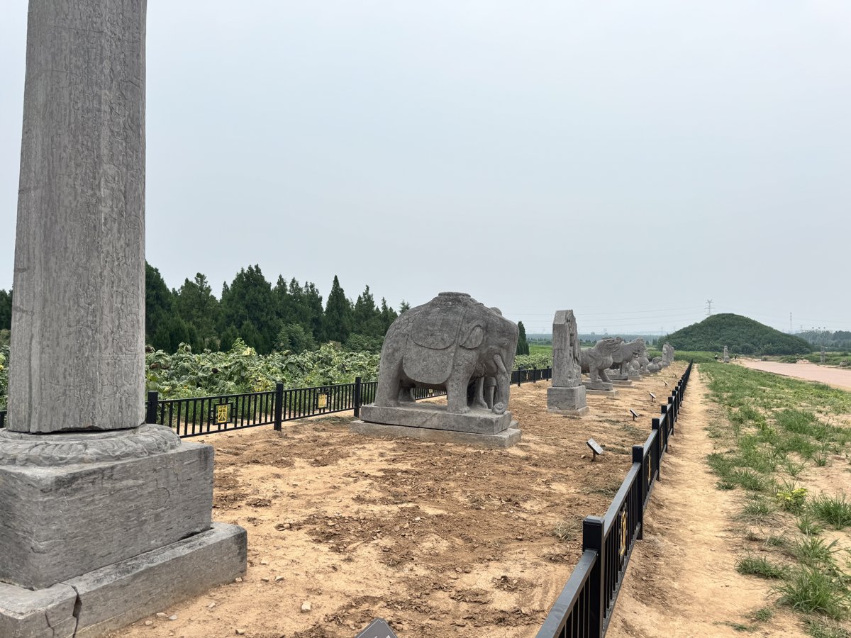 Spirit way of the Yongchang tomb (Taizu), with the mound in the distance