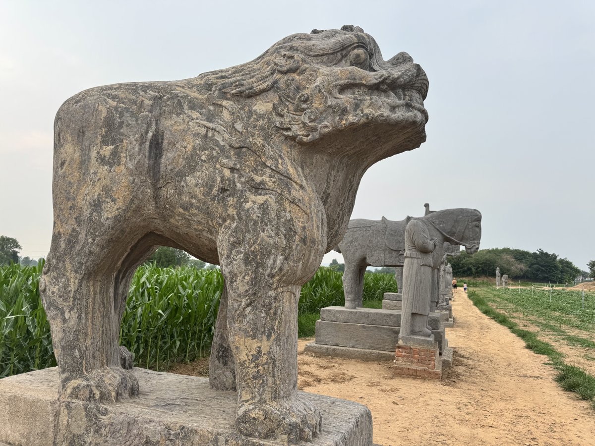 Stone figures on the spirit way of the Yongtai tomb (Zhezong)