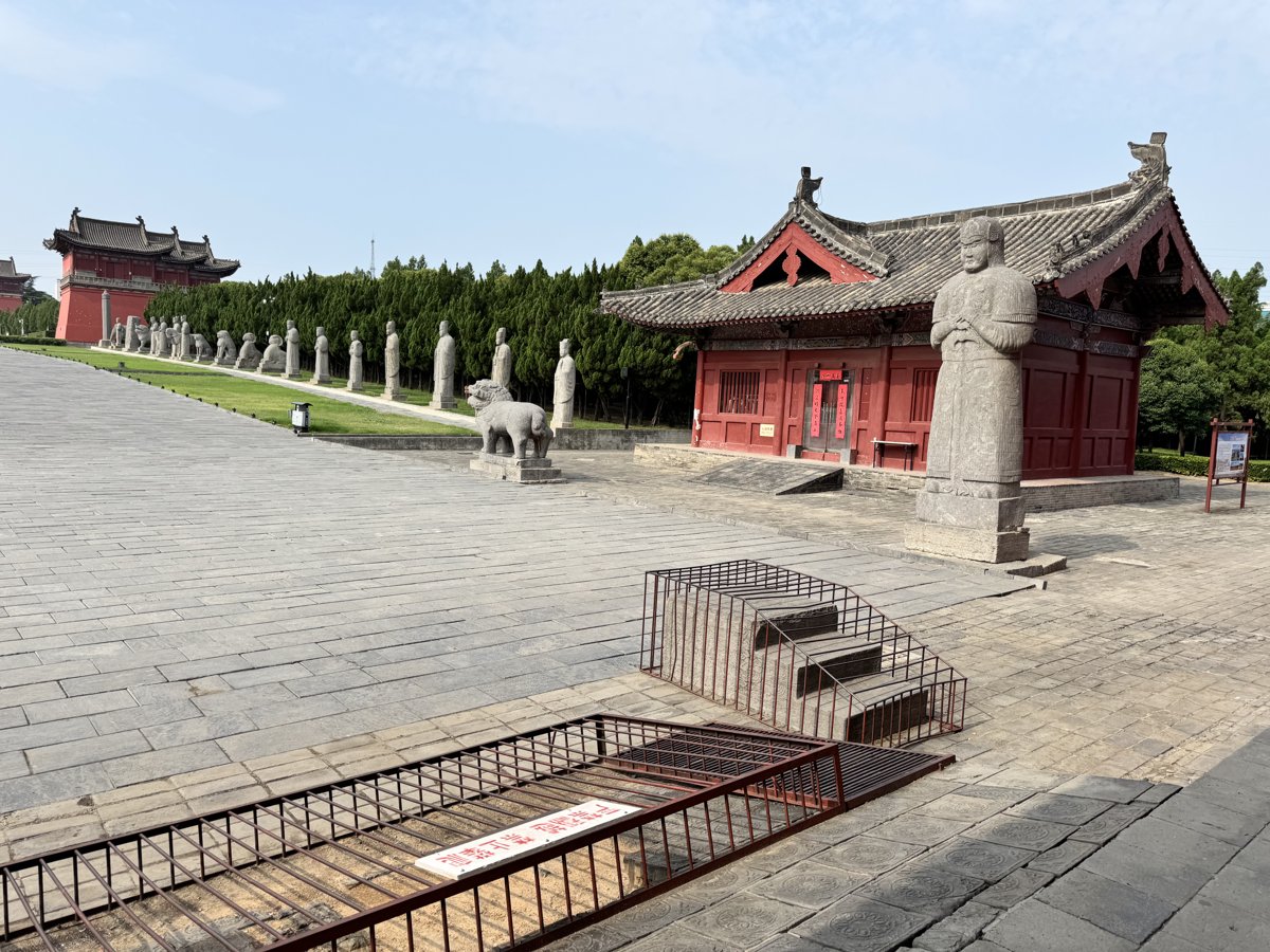 Yongzhao tomb (Renzong): restored buildings and spirit-way figures