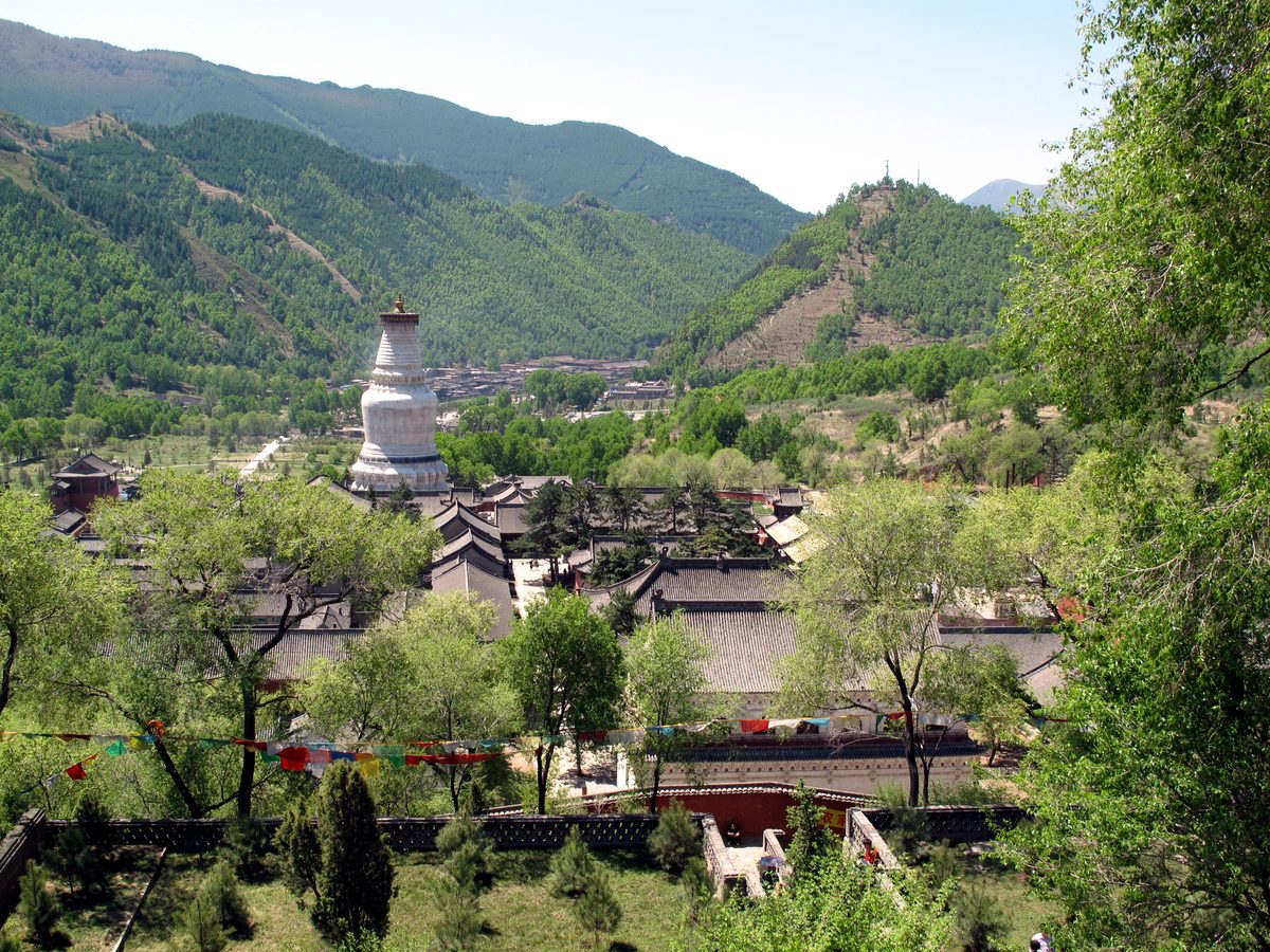 The temples of Taihuai and the white stupa of Tayuan Temple