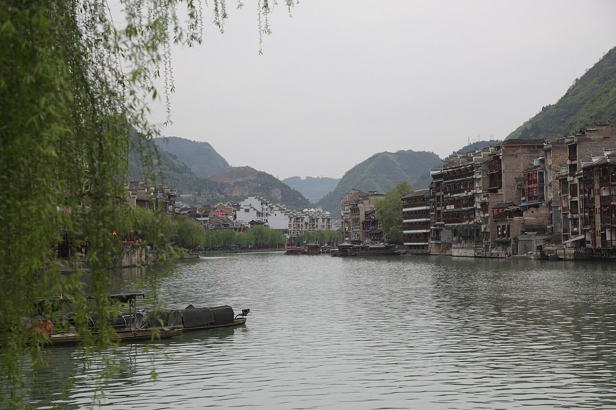 Häuser am Wuyang-Fluss in Zhenyuan