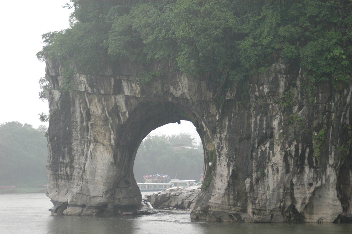 象鼻山と水月洞