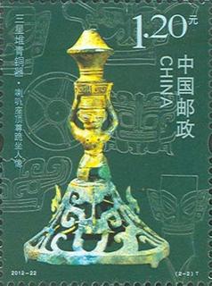 喇叭座顶尊跪坐人像