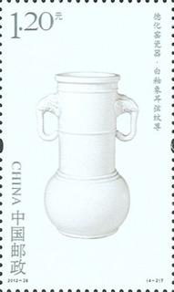 白釉象耳弦纹尊
